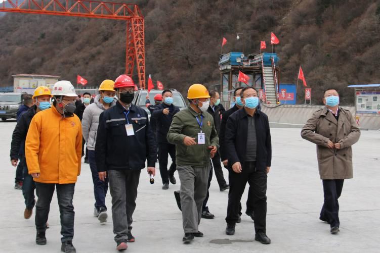 四川省副省長(zhǎng)、黨組成員楊洪波在九綿高速LJ9項(xiàng)目調(diào)研疫情防控和復(fù)工復(fù)產(chǎn)情況
