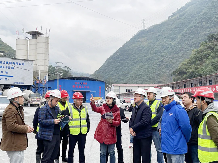 四川省交通宣傳中心主任、中國(guó)交通報(bào)駐四川記者站站長(zhǎng)吳丹到大峽谷隧道調(diào)研