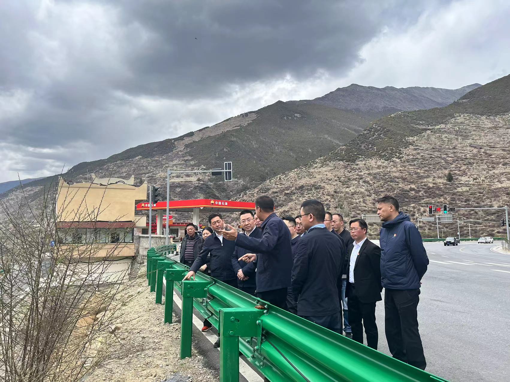 阿壩州委常委、州紀(jì)委書(shū)記、監(jiān)委主任袁震到都四山地軌道交通項(xiàng)目DSZH標(biāo)檢查指導(dǎo)工作