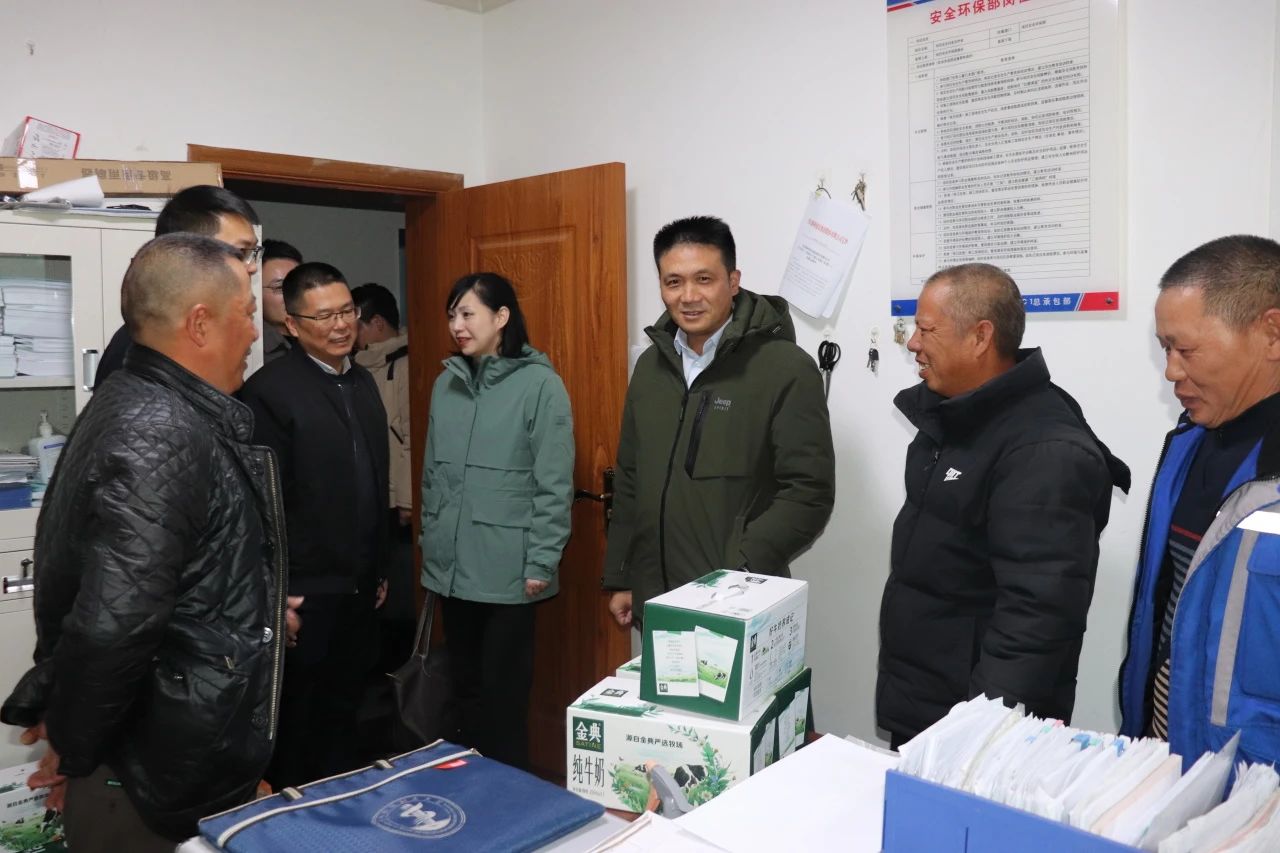 四川路橋黨委委員、董事、工會主席朱年紅赴川交公司項目一線開展“冬送溫暖”慰問活動