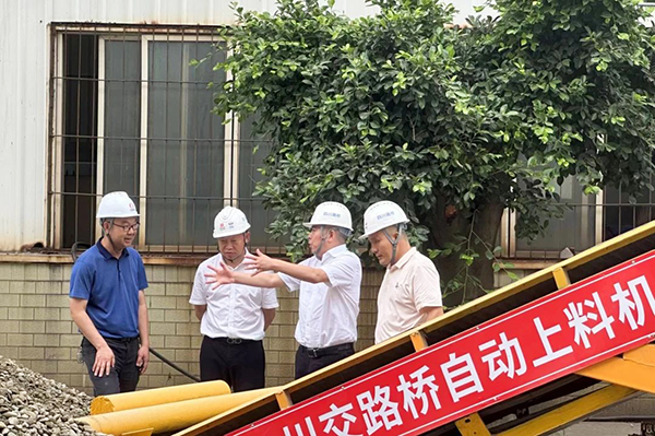 川交公司黨委書記、董事長杜江林到S11線拌合站自動上料系統(tǒng)疲勞實(shí)驗(yàn)現(xiàn)場指導(dǎo)工作