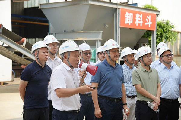 四川路橋總工程師盧偉赴川交公司自動(dòng)上料機(jī)器人及智能輸送系統(tǒng)實(shí)驗(yàn)現(xiàn)場指導(dǎo)工作